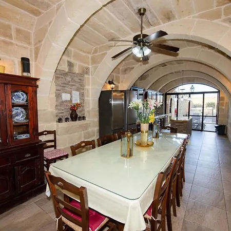 Ta' Gigi 5 Bedroom Farmhouse With Private Pool