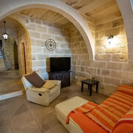 Ta' Gigi 5 Bedroom Farmhouse With Private Pool * Għarb