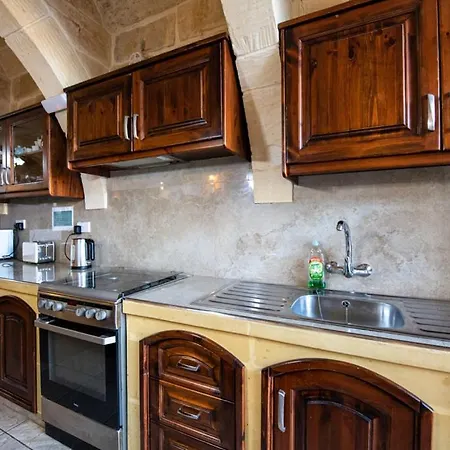 Ta' Gigi 5 Bedroom Farmhouse With Private Pool וילה