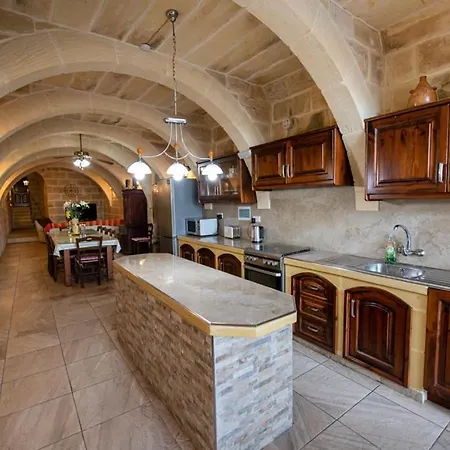 Ta' Gigi 5 Bedroom Farmhouse With Private Pool וילה Għarb