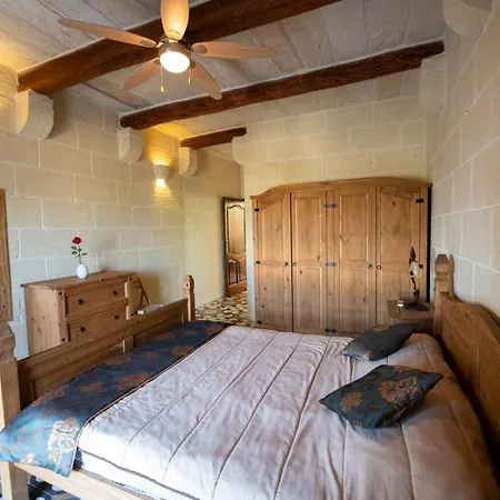 Ta' Gigi 5 Bedroom Farmhouse With Private Pool וילה Għarb