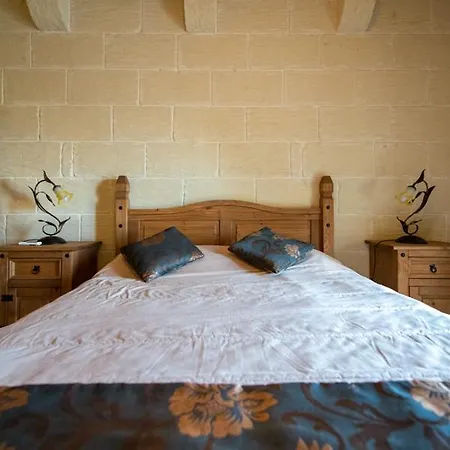 Ta' Gigi 5 Bedroom Farmhouse With Private Pool וילה *