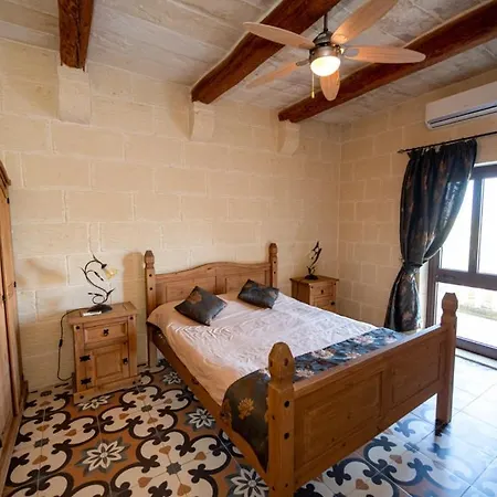 Ta' Gigi 5 Bedroom Farmhouse With Private Pool Għarb